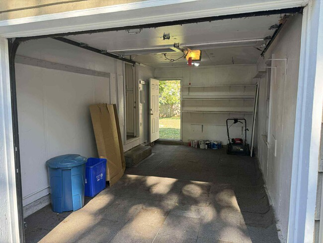 Building Photo - 400 E 65th St