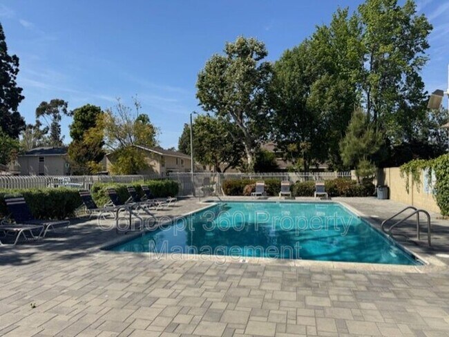 Building Photo - 13525 3/4-13524 Village Dr