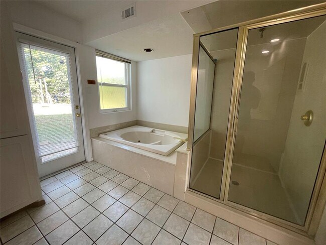 Building Photo - 5802 Longhorn Landing