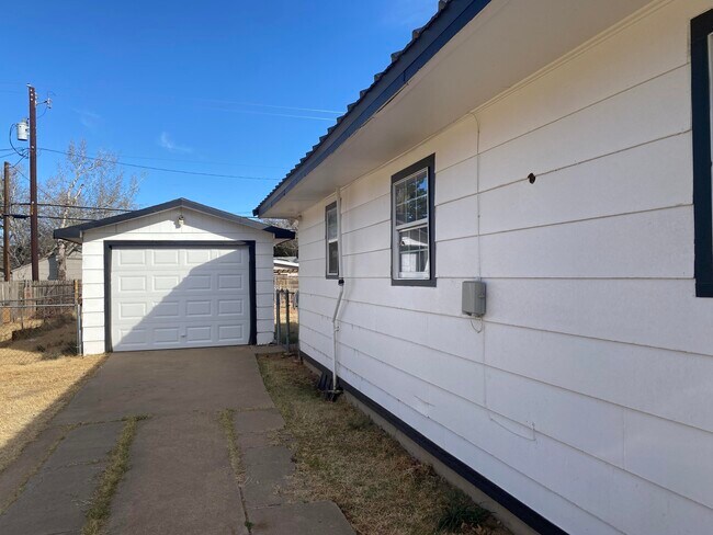 Building Photo - 3012 39th St