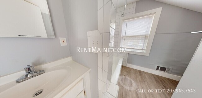 Building Photo - 1015 May St