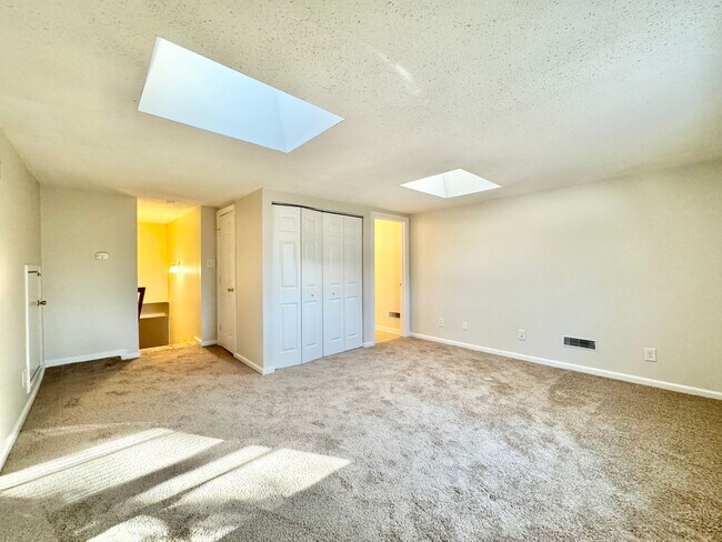 Building Photo - Spacious 4 Bedroom Located in Garden Homes