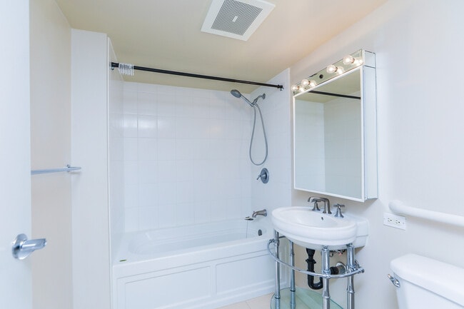 Building Photo - 1296 Kapiolani Blvd