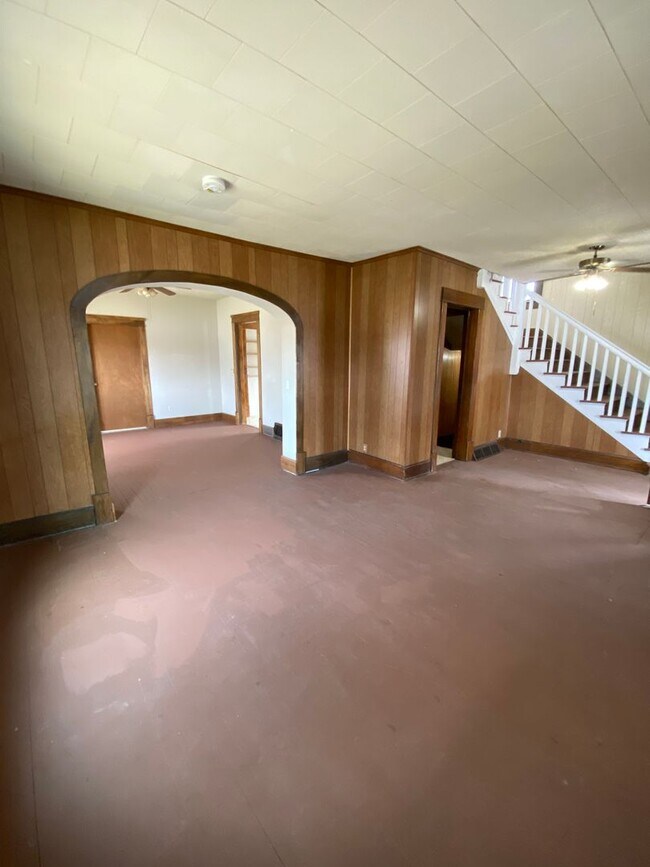 Building Photo - Spacious Home Available Now!