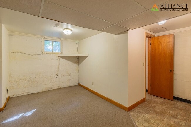 Building Photo - Perfect Location!