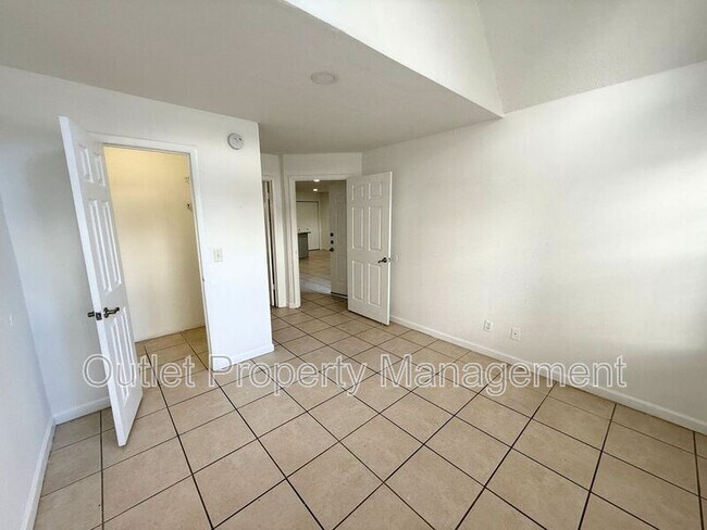Building Photo - 315 Lakepointe Dr