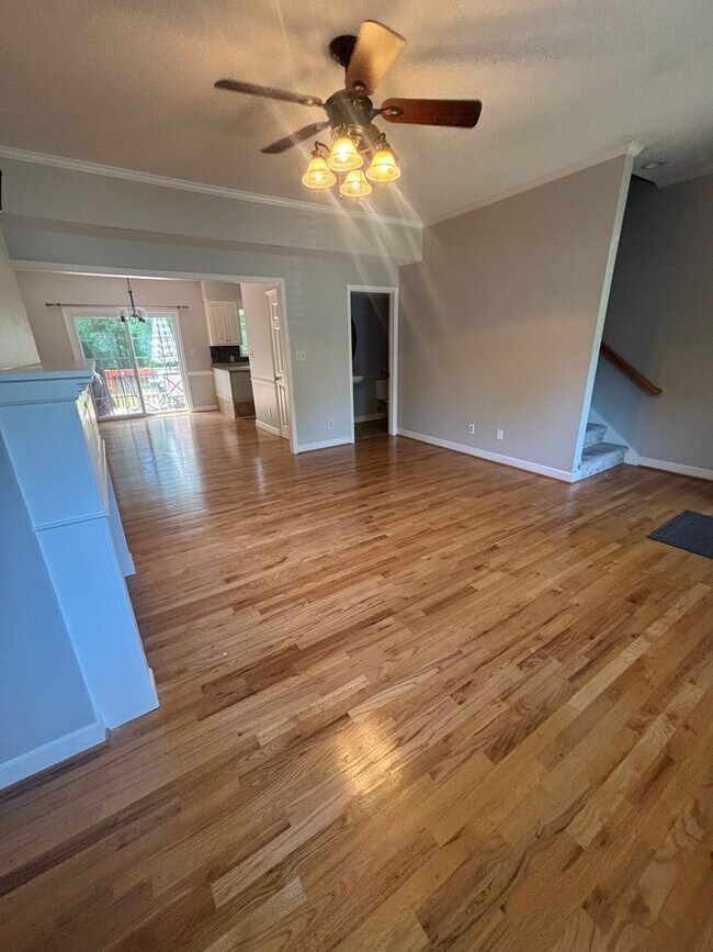 Building Photo - Beautifully Maintained Townhome In The Heart Of Town!
