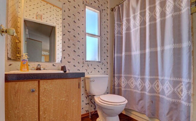 Building Photo - Spacious 3/2 Doublewide on fenced lot