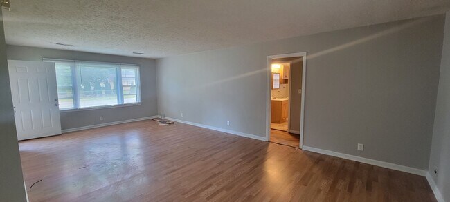 Building Photo - 3 Bedroom 2 Bathroom SW Huntsville