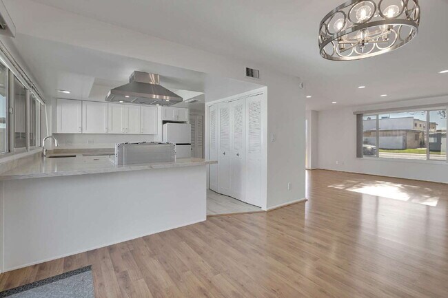 Building Photo - Scottsdale Townhome Now Available!