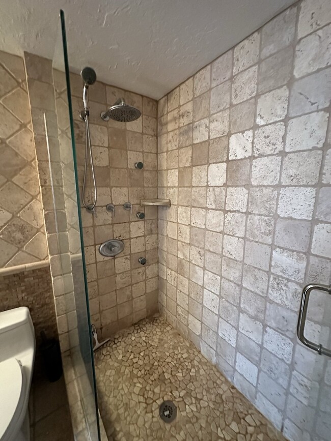 Building Photo - Luxurious 2 Bed, 2 Bath Rental on Lake Qui...