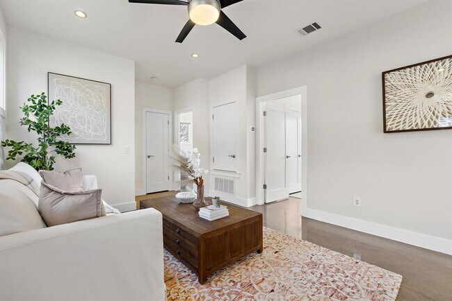 Building Photo - 14020 Lakeview Dr