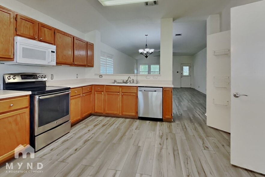 Building Photo - 4611 Echo Lake Dr