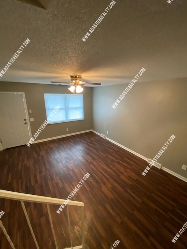 Building Photo - Remodeled Duplex in Olathe-Available in FE...