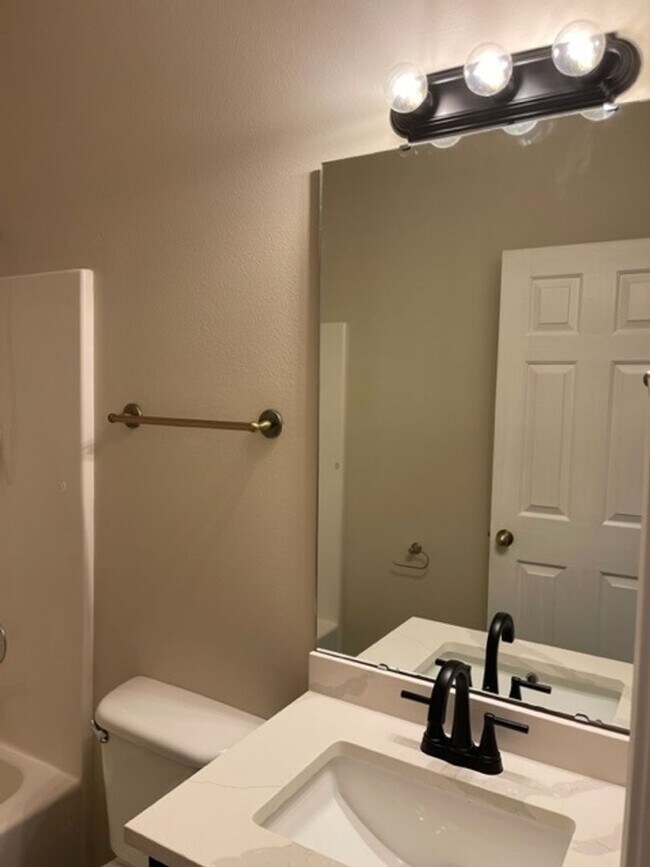 Building Photo - PRE-LEASING - 3 Bedroom in East Republic