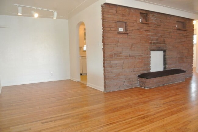 Building Photo - 2 bedroom/1 bathroom