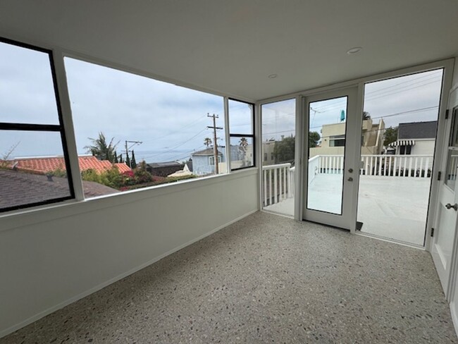 Building Photo - Charming Meets Modern – Renovated 2 Bed / ...