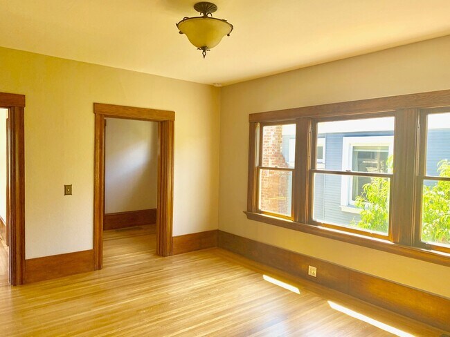 Building Photo - Advent- Low Deposit Rockridge Home W/ Beau...