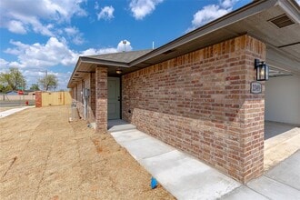 Building Photo - 2325 SW 90th Pl