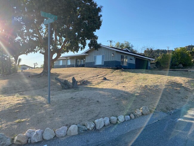 Building Photo - Great Views/3BED 2BATH/SOLAR/Move in ready