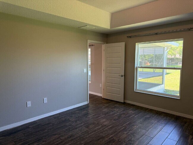 Building Photo - Beautiful and Spacious 3/2 with Separate Entrance 1/1 In-Law Suite, RV Parking