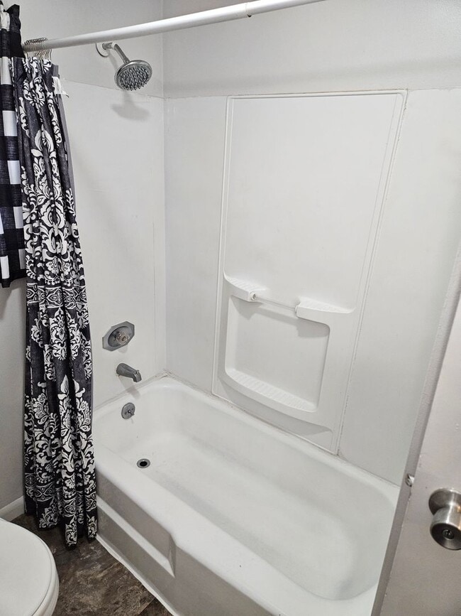 Building Photo - 2 bedroom with fully fenced yard in bremer...