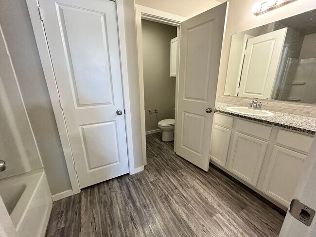 Building Photo - 3 bed 2 bath Duplex  Available 9/10!