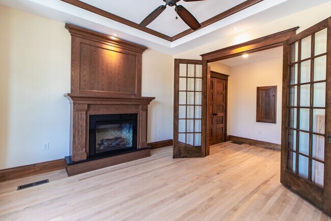 Building Photo - 802 S Lake Ave