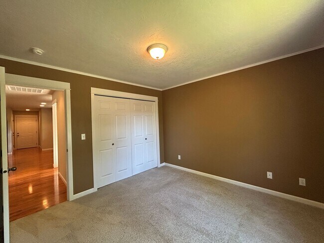 Building Photo - Well Maintained 3 Bedroom / 2 Bathroom Hom...