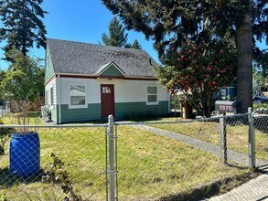 Building Photo - Completely remodeled Adorable home in Conv...