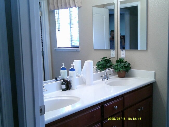 Building Photo - 5002 S Ridgefield Way