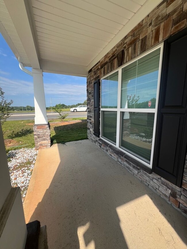 Building Photo - Stunning 4BR 3BA Home in Colfax