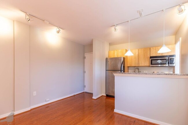 Building Photo - Bright One Bedroom Gem in Columbia Heights!