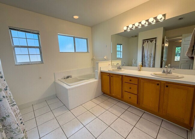 Building Photo - 4BR/2BA POOL home in NW Gainesville!