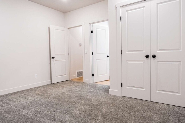 Building Photo - Private Bedroom with Private Bathroom – Fully Furnished & Move In Ready
