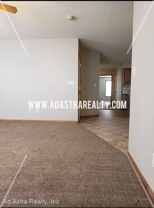 Building Photo - Spacious and Affordable Duplex in Peculiar-Available in JUNE!!