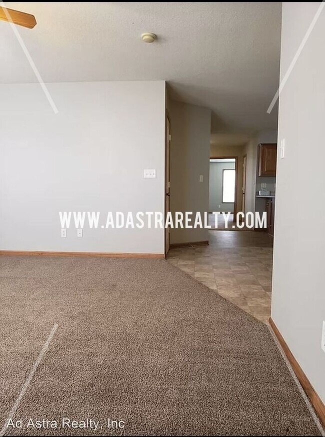Building Photo - Spacious and Affordable Duplex in Peculiar-Available NOW!!