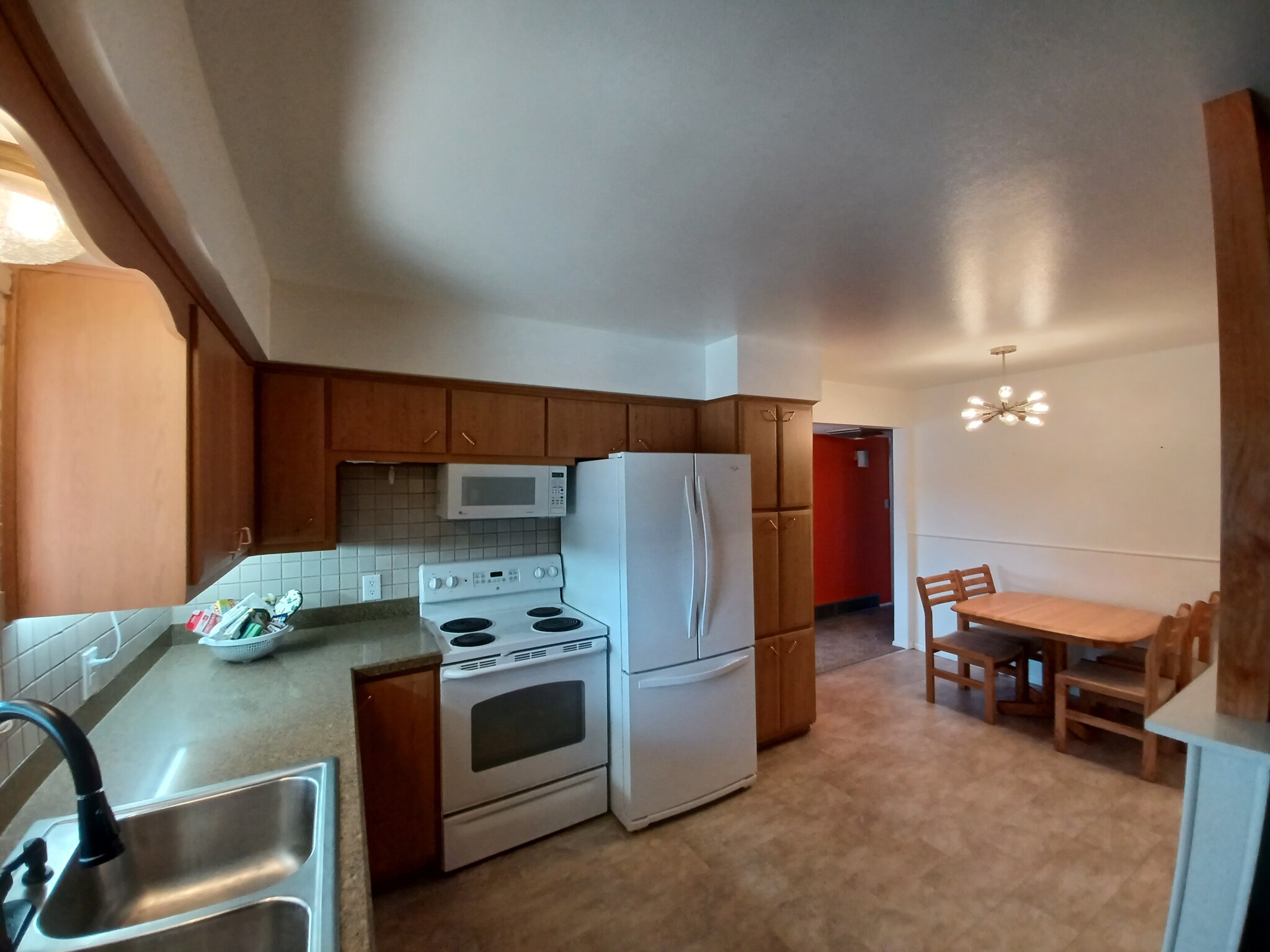 Well-maintained kitchen - 3702 Pembroke St