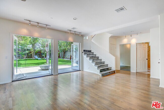 Building Photo - 858 N W Knoll Dr