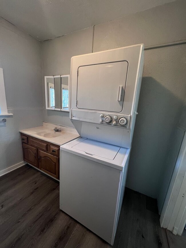 Building Photo - Bright Upper Two Bedroom Unit! Recently Remodeled!