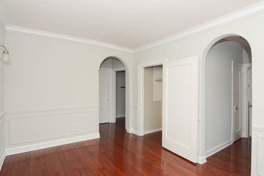 Building Photo - 549.5 W Surf St