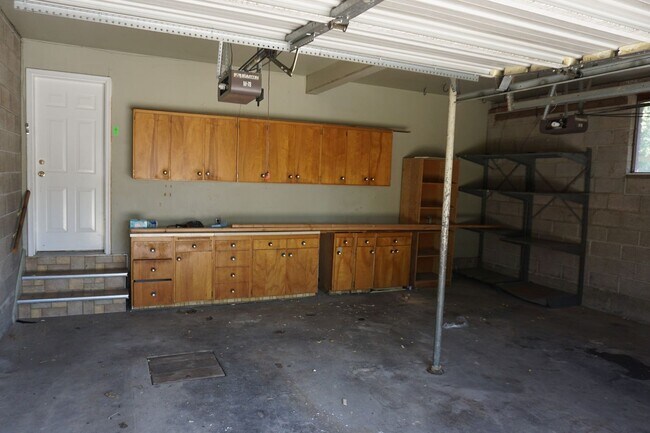 Building Photo - Murray 5 Bedroom Rambler Home