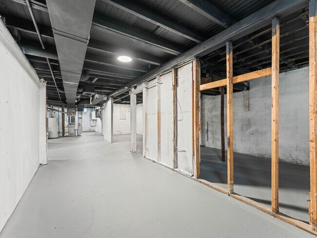 Building Photo - 161 W Hampton St