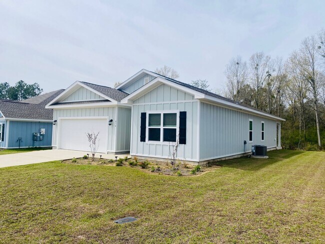 Building Photo - Over 2,000 Sq Ft! 4BR Home w/ En Suite Guest Room