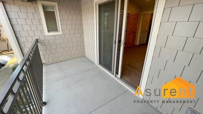 Building Photo - Wonderful Large Condo Available Now! MOVE-IN SPECIAL: Half Off First Month's Rent