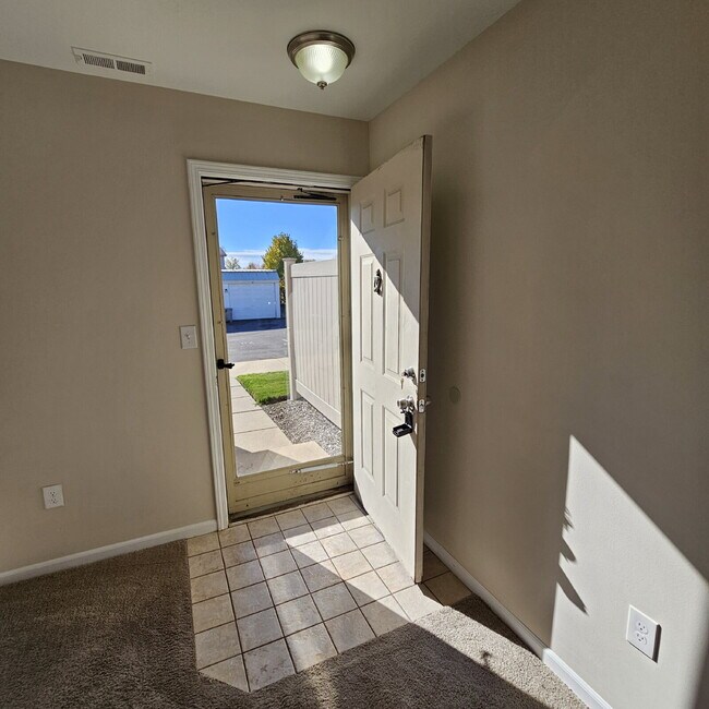 Building Photo - 2-bedroom, 1.5 bath that features two bedr...