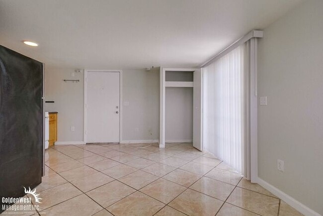 Building Photo - Comfortable Studio 1Ba with Private Deck i...