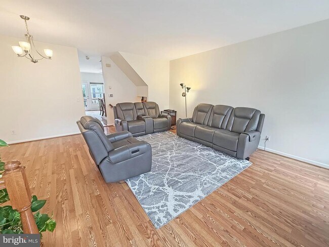 Building Photo - 2535 James Monroe Cir