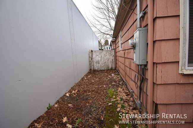 Building Photo - 1376 W 6th Ave