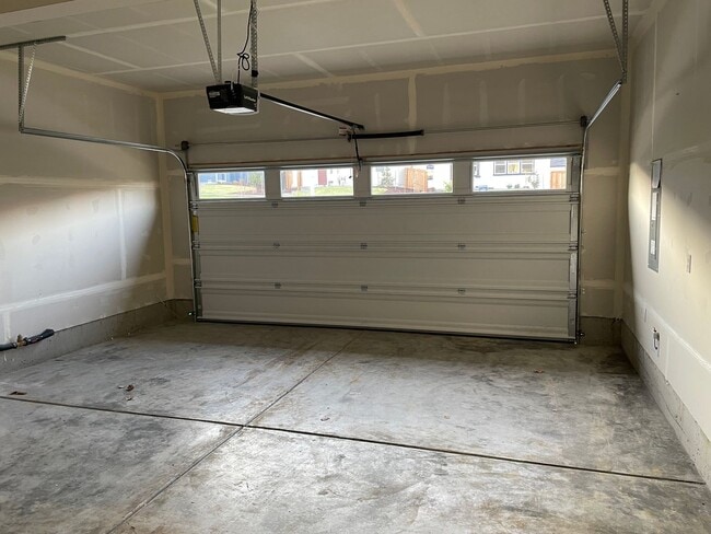 Building Photo - Don’t Miss This! Spacious Vancouver Home with Large Yard & Double Garage.